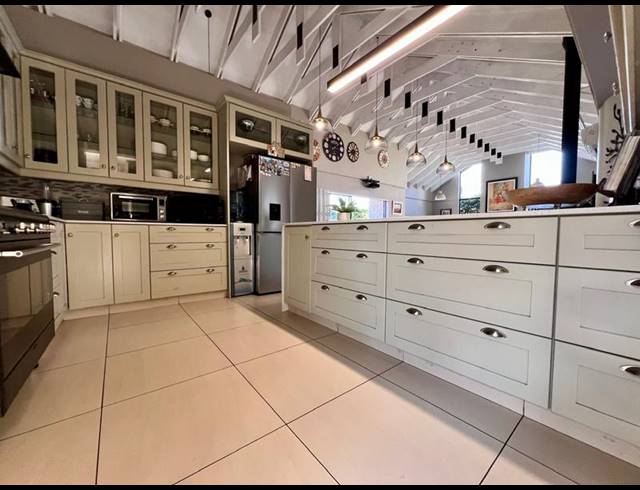 4 BEDROOM HOUSE FOR SALE IN MIDSTREAM ESTATE